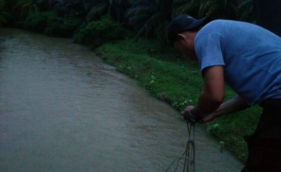 Diduga Tercemar Limbah Pabrik, DLH Dharmasraya Periksa Sampel Air Batang Suir
