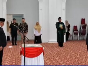 Wali Kota Bukittinggi, Ramlan Nurmatias melantik Hendry sebagai Sekwan DPRD Kota Bukittinggi di Balairung Rumah Dinas Wako,