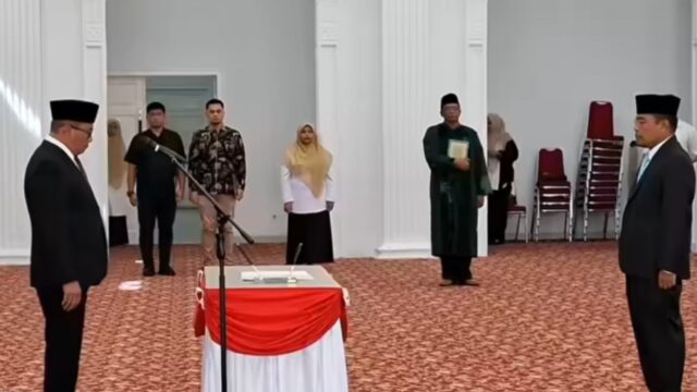 Wali Kota Bukittinggi, Ramlan Nurmatias melantik Hendry sebagai Sekwan DPRD Kota Bukittinggi di Balairung Rumah Dinas Wako,