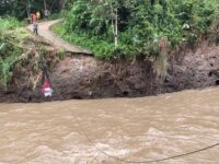 Relawan Rakyat Bantu Rakyat Tempuh Jalur Ekstrem Salurkan Bantuan ke Kampung Terdampak di Batipuh