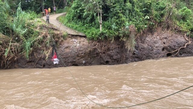Relawan Rakyat Bantu Rakyat Tempuh Jalur Ekstrem Salurkan Bantuan ke Kampung Terdampak di Batipuh