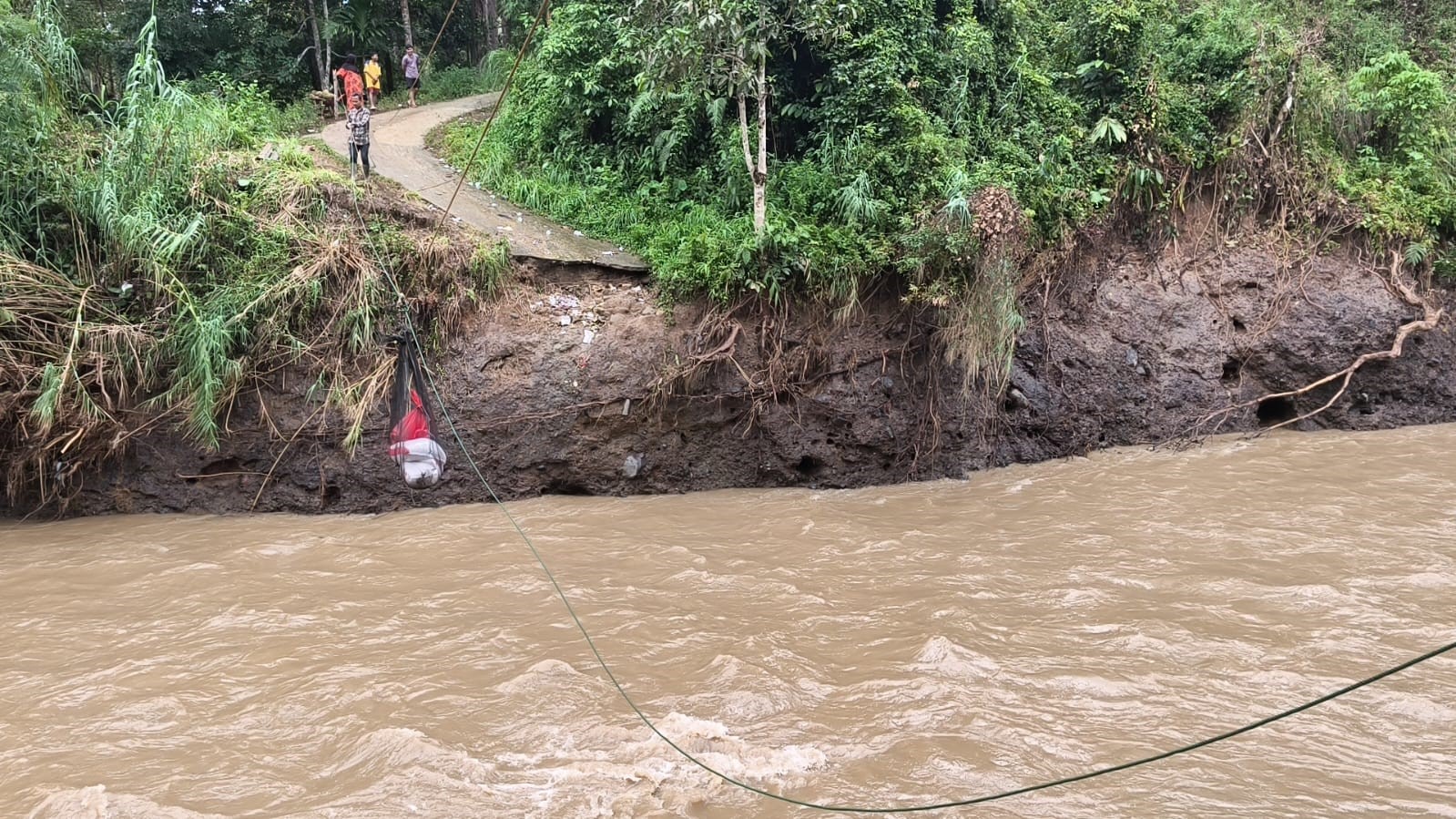 Relawan Rakyat Bantu Rakyat Tempuh Jalur Ekstrem Salurkan Bantuan ke Kampung Terdampak di Batipuh