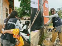 Yasmin Napper Jadi Relawan di Padang: Lumpur di Mana-mana, Rumah dan Musala Hancur