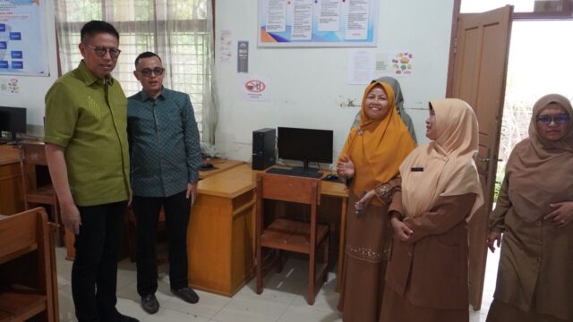 Tingkatkan Mutu Pendidikan di Sumbar, Mulyadi Serahkan Bantuan 28 Unit Komputer di SMKN 1 Baso