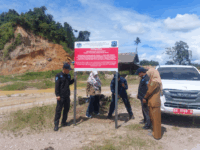 Kementerian Lingkungan Hidup melakukan penyegelan beberapa lokasi pertambangan dan memasang plang pengawasan di Padang Pariaman usai banjir melanda kawasan tersebut.
