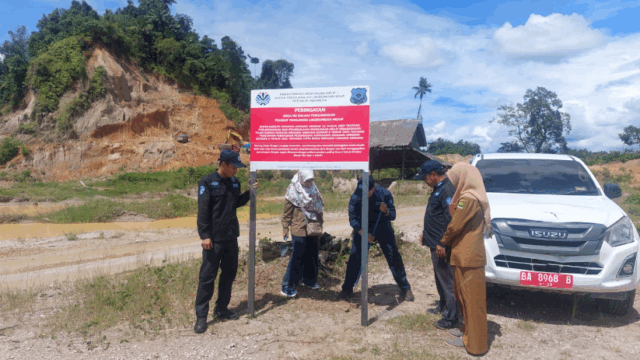 Kementerian Lingkungan Hidup melakukan penyegelan beberapa lokasi pertambangan dan memasang plang pengawasan di Padang Pariaman usai banjir melanda kawasan tersebut.