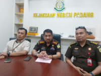 Kajari Padang Koswara (tengah)