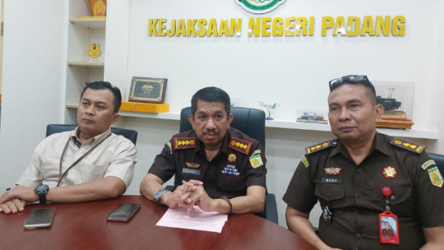 Kajari Padang Koswara (tengah)