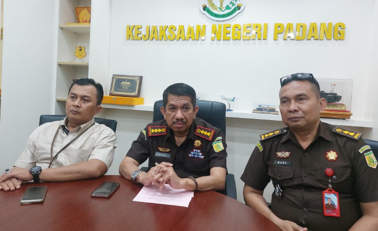 Kajari Padang Koswara (tengah)