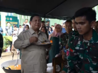 Presiden Prabowo mencicipi nasi goreng dapur umum di Silareh Aia, Rabu (19/12/2025).