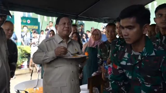 Presiden Prabowo mencicipi nasi goreng dapur umum di Silareh Aia, Rabu (19/12/2025).