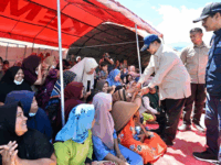 Presiden Prabowo Subianto saat mengunjungi warga korban banjir di Kasai Permai, Padang Pariaman, Sumatera Barat, Senin (1/12/2025). Foto Sekretariat Presiden