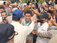 Warga Silareh Aia Timur Abdul Gani tak kuasa melepas tangisnya saat bertemu dengan Presiden Prabowo Subianto