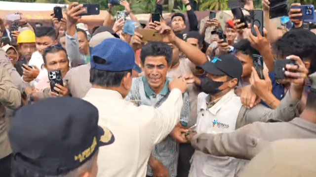 Warga Silareh Aia Timur Abdul Gani tak kuasa melepas tangisnya saat bertemu dengan Presiden Prabowo Subianto