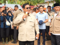 Prabowo saat mengunjungi posko darurat di Nagari Salareh Aia, Palembayan, Kabupaten Agam pada Rabu pagi (18/12/2025)