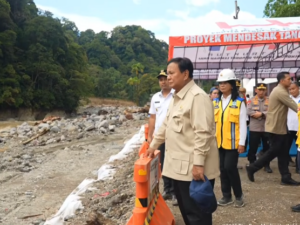 Presiden Prabowo Subianto meninjau perbaikan jalan nasional di Lembah Anai