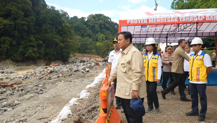 Presiden Prabowo Subianto meninjau perbaikan jalan nasional di Lembah Anai