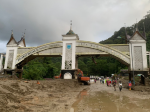 Jembatan kembar Silaing Padang Panjang usai diterjang banjir bandang dan longsor 27 November 2025. Foto: Diskominfo Padang Panjang.