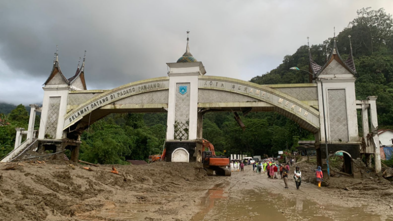 Jembatan kembar Silaing Padang Panjang usai diterjang banjir bandang dan longsor 27 November 2025. Foto: Diskominfo Padang Panjang.