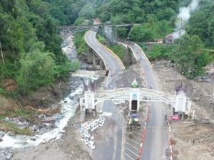 Jembatan kembar Silaing Padang Panjang usai diterjang banjir bandang dan longsor 27 November 2025. Foto: Kementerian PU