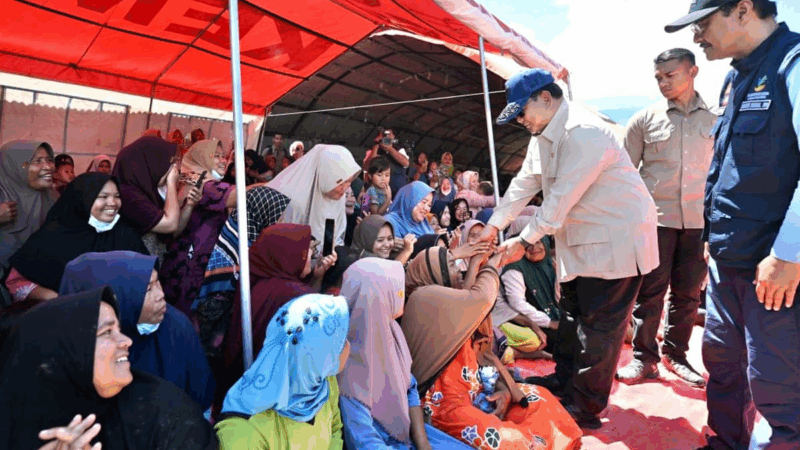 Presiden Prabowo Subianto saat mengunjungi warga korban banjir di Kasai Permai, Padang Pariaman, Sumatera Barat, Senin (1/12/2025). Foto Sekretariat Presiden
