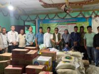 Kepala Bapenda Sumbar, Syefdinon dan jajarannya menyerahkan bantuan bencana ke Nagari Paninggahan, Kecamatan Junjung Sirih, Kabupaten Solok, Jumat (12/12/2025). (FOTO: Istimewa]