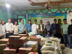 Kepala Bapenda Sumbar, Syefdinon dan jajarannya menyerahkan bantuan bencana ke Nagari Paninggahan, Kecamatan Junjung Sirih, Kabupaten Solok, Jumat (12/12/2025). (FOTO: Istimewa]