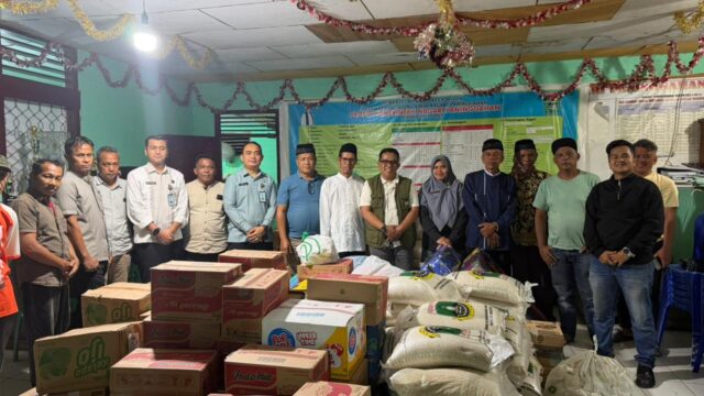 Kepala Bapenda Sumbar, Syefdinon dan jajarannya menyerahkan bantuan bencana ke Nagari Paninggahan, Kecamatan Junjung Sirih, Kabupaten Solok, Jumat (12/12/2025). (FOTO: Istimewa]