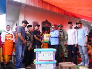Bupati Tanah Datar Eka Putra mengunjungi posko pengungsian di Masjid Nurul Hidayah, Jorong Gunung Bungsu, Batipuah Baruah, Kecamatan Batipuh,