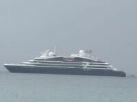 Kapal Pesiar Perancis Bawa Ratusan Wisatawan Asing ke Mentawai