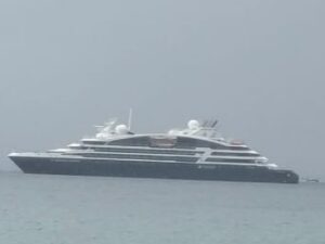 Kapal Pesiar Perancis Bawa Ratusan Wisatawan Asing ke Mentawai