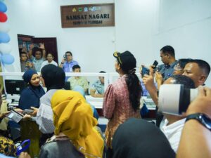Wagub Sumbar Vasko Ruseimy bersama Bupati Dharmasraya Annisa Suci Ramadhani meresmikan sekaligus membuka pelayanan Samsat Nagari Samnag