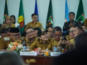 Bupati Dharmasraya, Annisa Suci Ramadhani menyampaikan kondisi pascabanjir di Kabupaten Dharmasraya pada Rapat Koordinasi