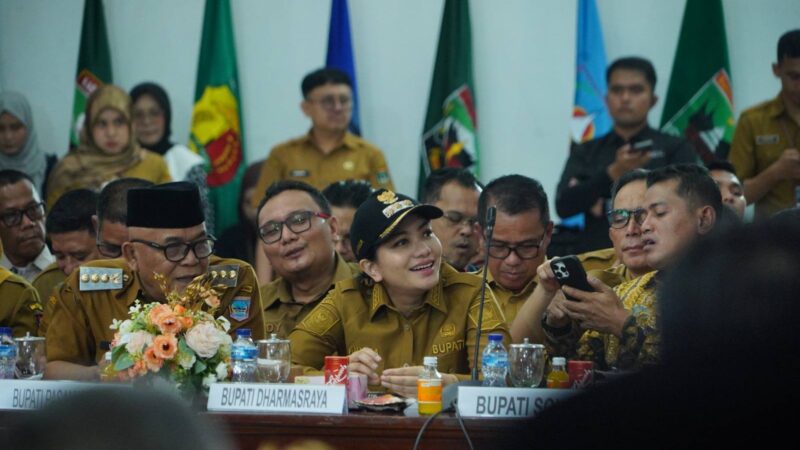 Bupati Dharmasraya, Annisa Suci Ramadhani menyampaikan kondisi pascabanjir di Kabupaten Dharmasraya pada Rapat Koordinasi