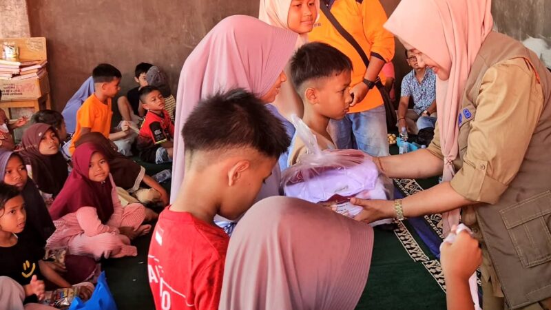 Pemkab Agam Salurkan Paket Seragam Sekolah untuk Murid SDN 05 Kayu Pasak
