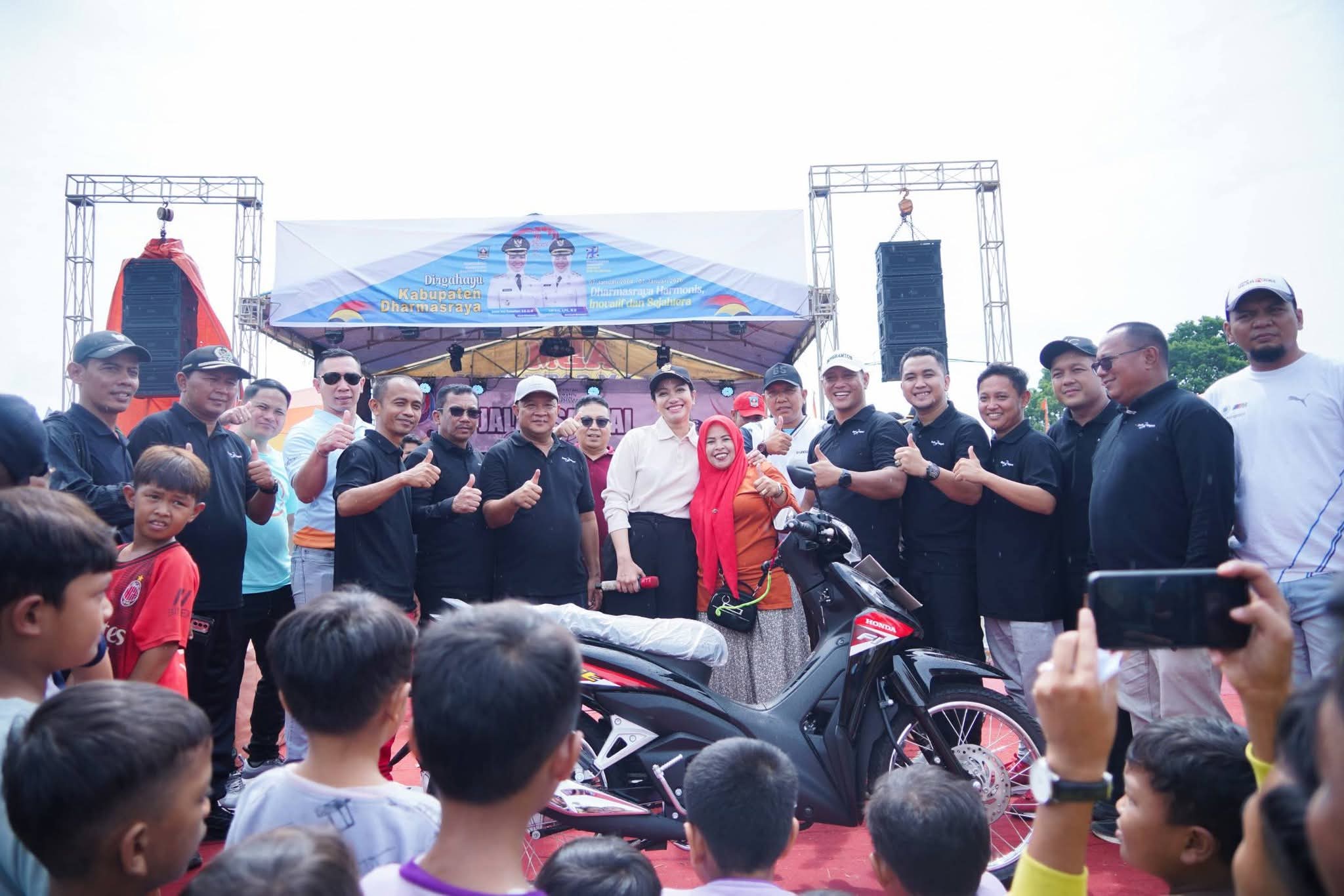 Jalan Santai HUT Ke-22 Dharmasraya, Warga Sialang Gaung Dapat Motor
