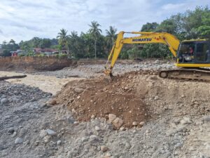 Normalisasi Sungai di Gunung Nago, PT Semen Padang Kerahkan Ekskavator