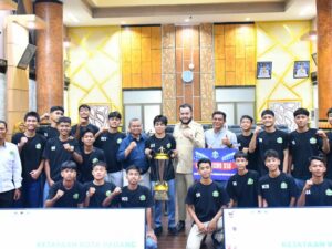 Wako Padang Apresiasi Rifan's Soccer School U-16 Juara FOSMI 2025