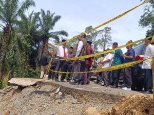 Tinjau Jalan Terdampak Bencana di Talu, Gubernur Mahyeldi: Akan Dialihkan ke Jalur yang Lebih Aman