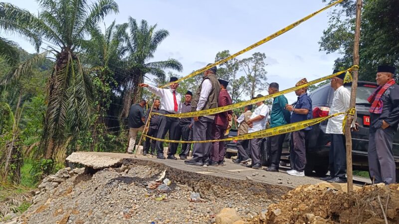 Tinjau Jalan Terdampak Bencana di Talu, Gubernur Mahyeldi: Akan Dialihkan ke Jalur yang Lebih Aman