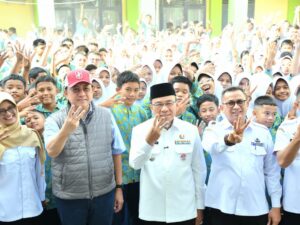 Anggota DPD Salurkan PIP di SMPN 3, Wawako Maigus: Sejalan dengan Progul Padang Juara