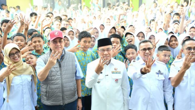 Anggota DPD Salurkan PIP di SMPN 3, Wawako Maigus: Sejalan dengan Progul Padang Juara