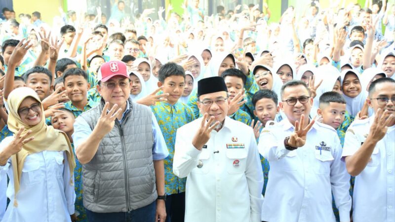 Anggota DPD Salurkan PIP di SMPN 3, Wawako Maigus: Sejalan dengan Progul Padang Juara