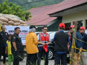 PT Semen Padang Salurkan 200 Zak Semen untuk Pengerasan Jalan Alternatif di Lambung Bukit