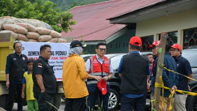 PT Semen Padang Salurkan 200 Zak Semen untuk Pengerasan Jalan Alternatif di Lambung Bukit