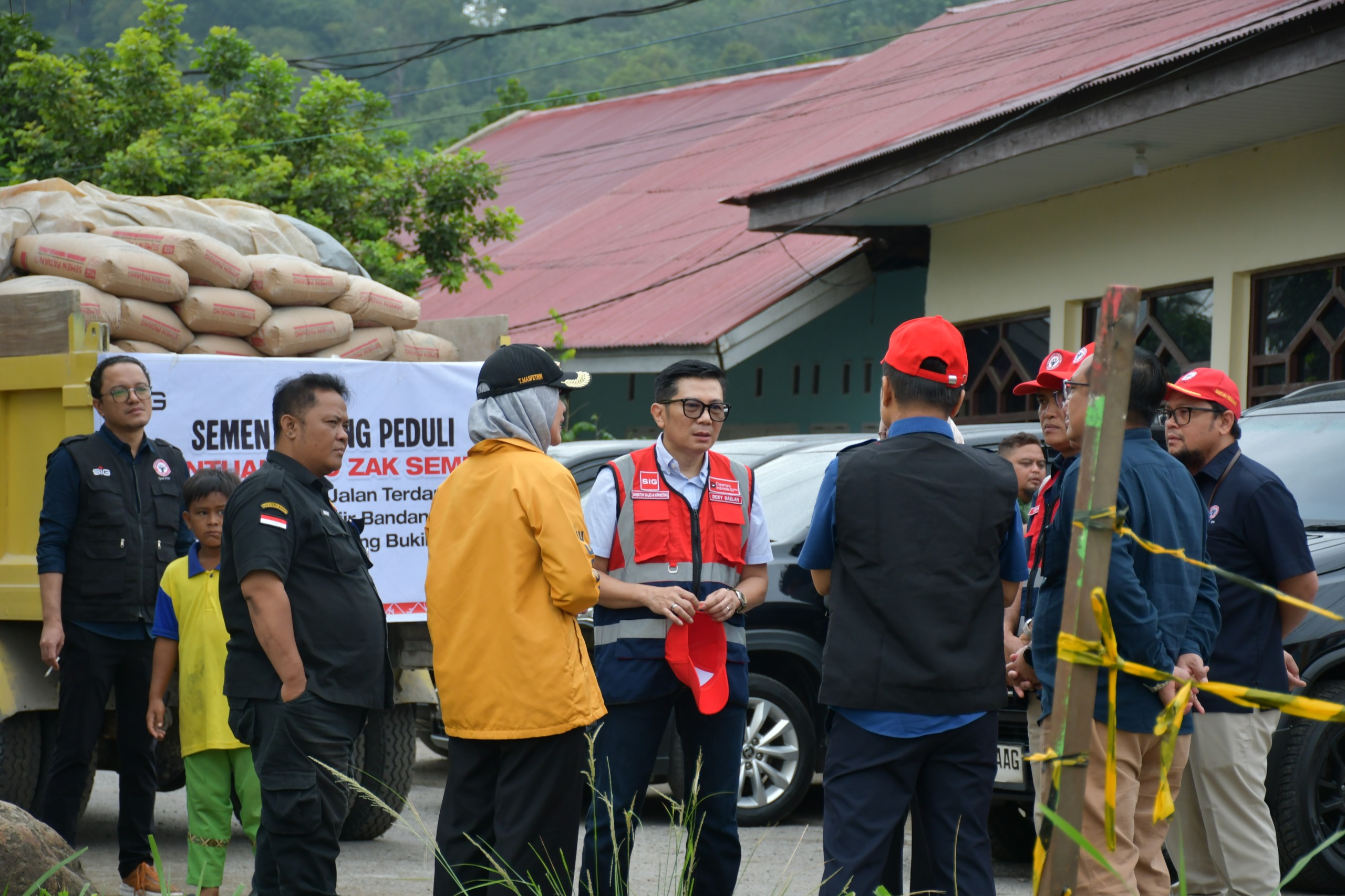 PT Semen Padang Salurkan 200 Zak Semen untuk Pengerasan Jalan Alternatif di Lambung Bukit