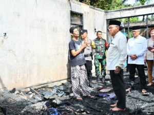Wawako Padang Serahkan Bantuan untuk Korban Kebakaran di Kelurahan Jati