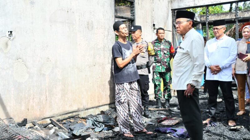 Wawako Padang Serahkan Bantuan untuk Korban Kebakaran di Kelurahan Jati