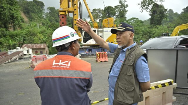 Target Rampung Jelang Lebaran, Gubernur Mahyeldi Tinjau Perbaikan Jembatan Kembar Padang Panjang