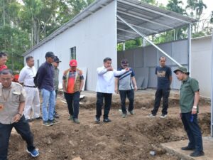 Targetkan Selesai dalam Beberapa Hari, Bupati Agam Cek Pembangunan Huntara di Palembayan